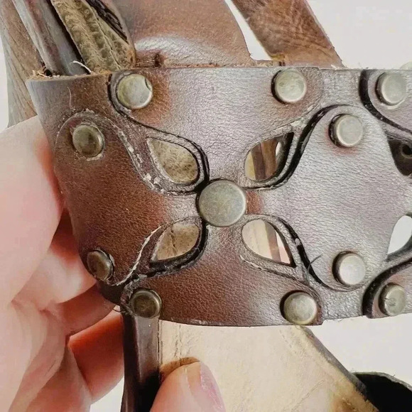 Frye Skye Sandals Brown Leather Chunky Heels Flower Cutouts Rivets Size 9 - Picture 13 of 14